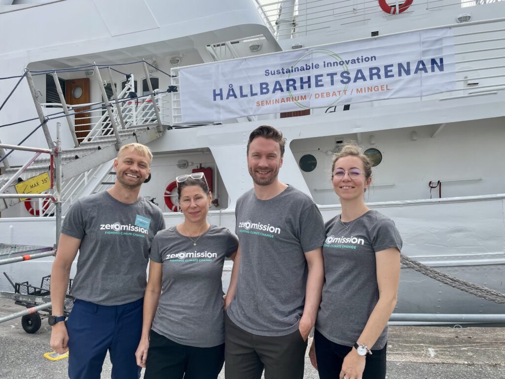 Team ZeroMission framför Teaterskeppet i hamnen i Visby