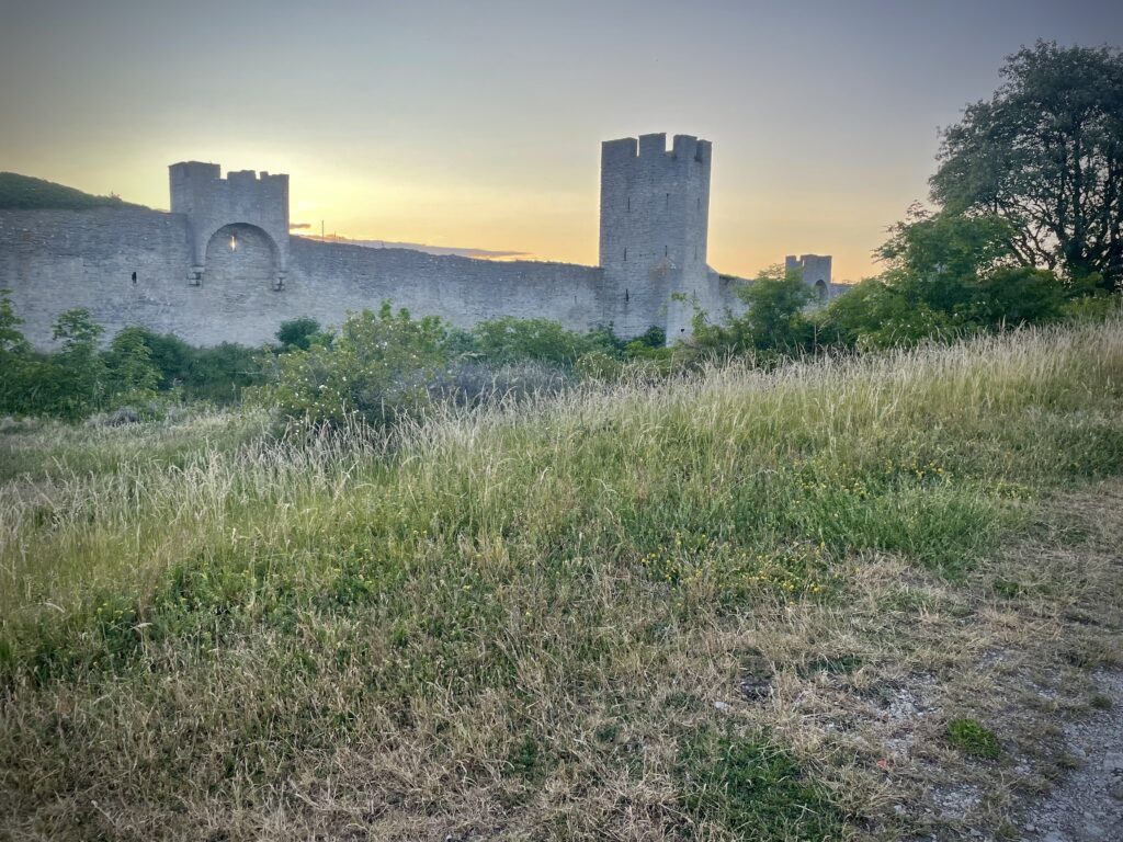 Visby ringmur i solnedgång