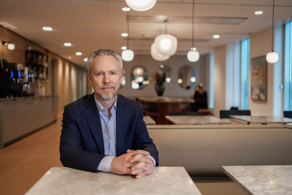 Henrik Svensson vid ett skrivbord