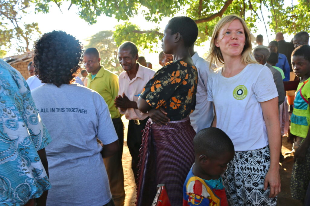 En grupp människor i en by i Malawi