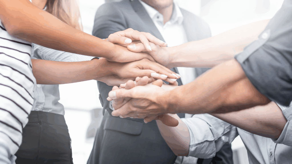 En grupp människor som håller händerna.