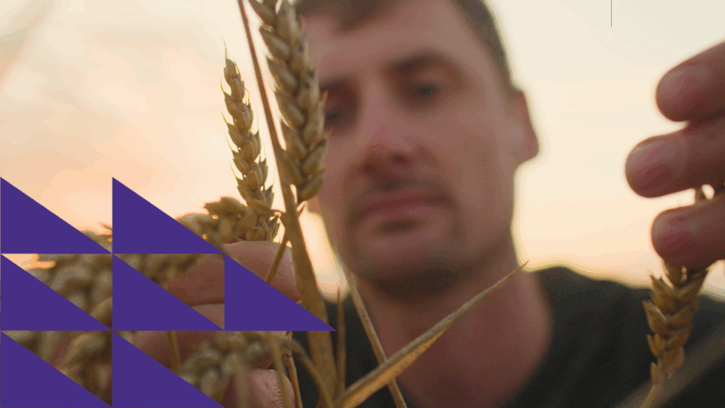 En man framför veteax. 