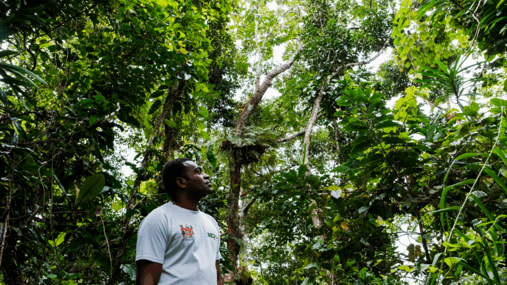 En man i en skog. Ranger Jerry Lotawa_Drawa_Nakau_Photo Rob Rickman