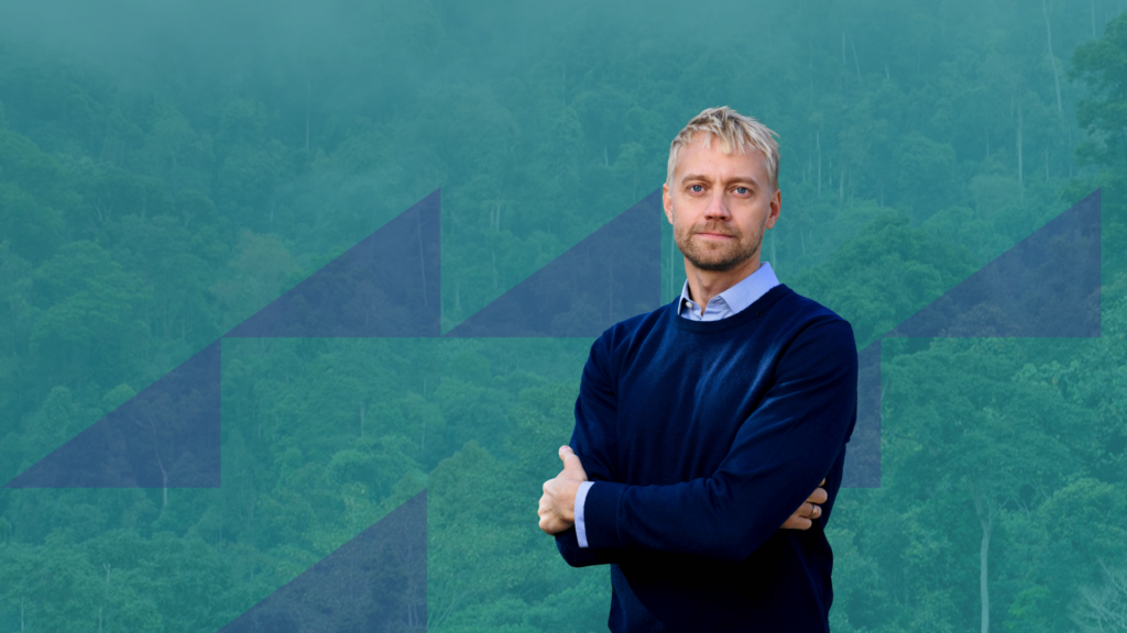 Henrik Juhlin VD på ZeroMission framför en grön bild