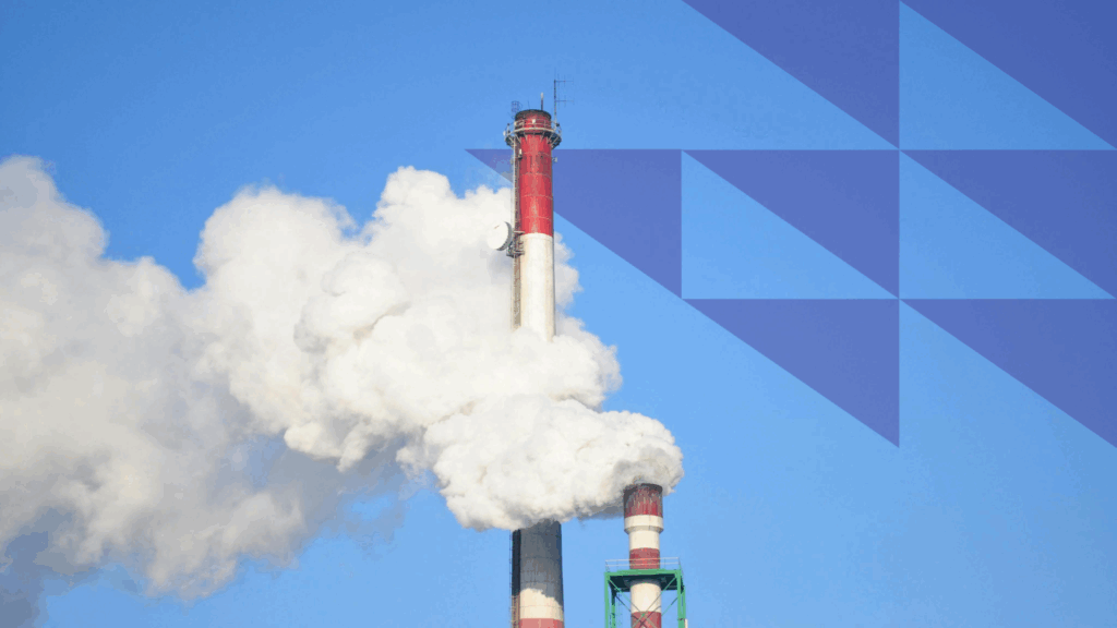 En skorsten som det kommer ut rök ifrån