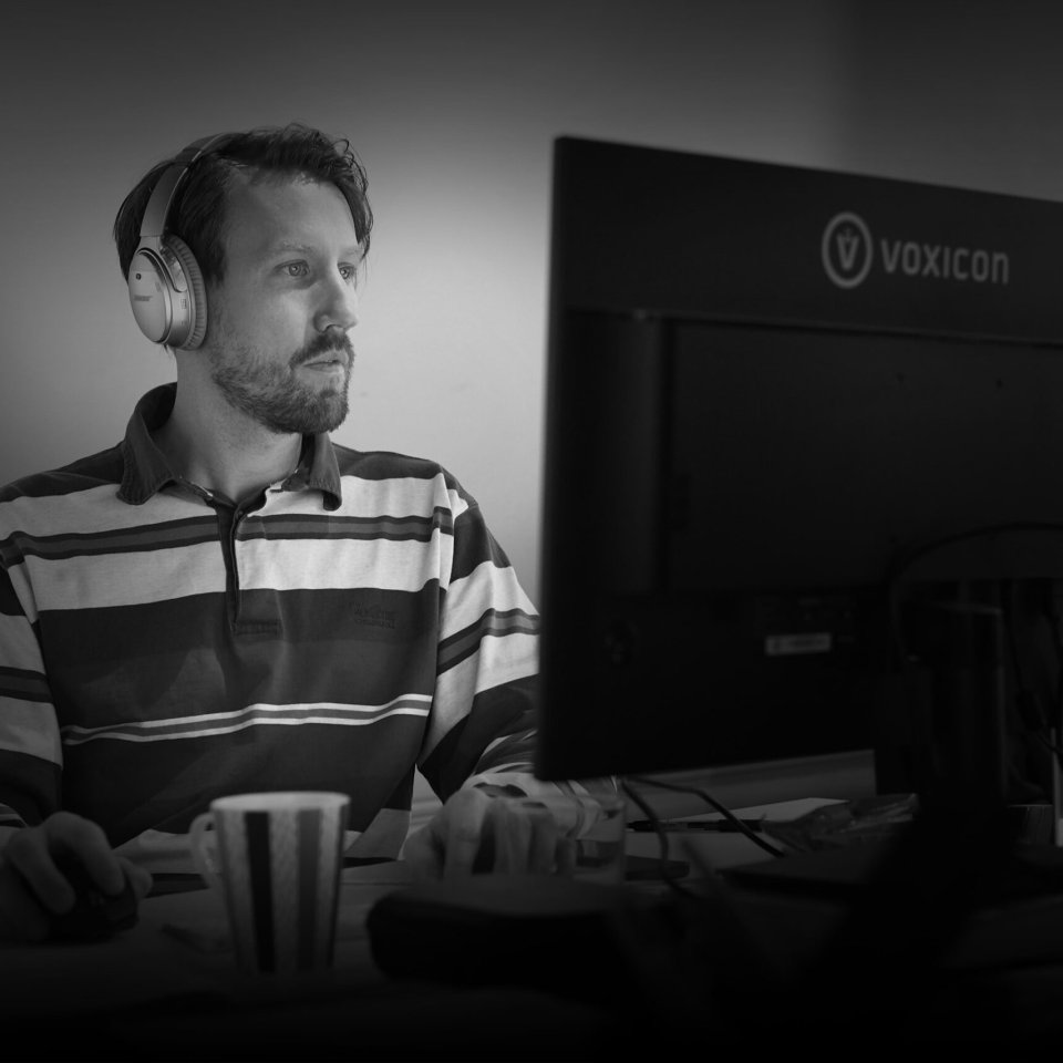 Hållbarhetsstrateg som sitter och räknar vid en dator.
