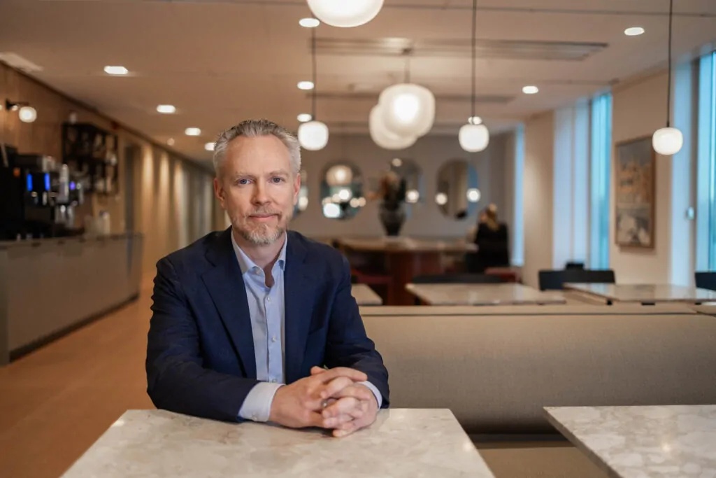 Henrik Svensson vid ett skrivbord