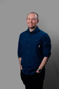 Anton Claesson, en kille som står upp med blå skjorta