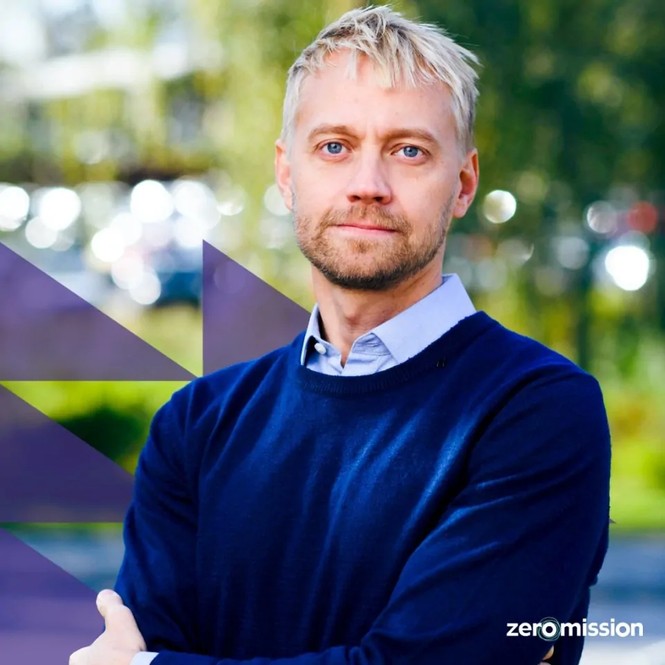 Henrik Juhlin, vd på ZeroMission och har tidigare varit chef för Power Management på Vattenfall. Han har spetskompetens inom energi, teknik och finans, och inom marknaderna för kolkrediter, EU ETS och EAC – certifikat som ursprungsgarantier. Henrik anlitas ofta av ledningsgrupper och styrelser som behöver omsätta klimatmål till affärsbeslut.